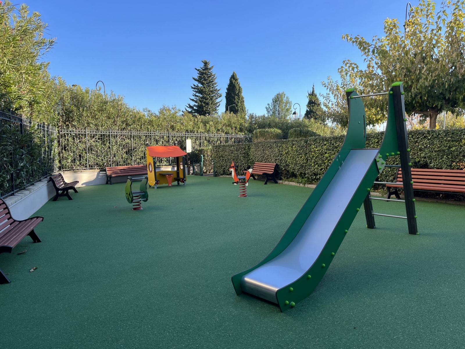 Régénération de peinture de sols sportifs à Saint-Raphaël dans le Var