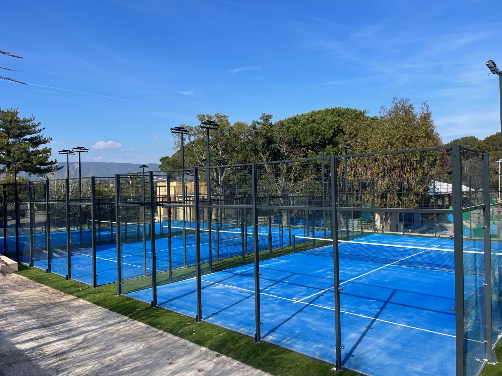 Combien coûte la rénovation court de tennis en béton poreux à Toulon Var 83 ?