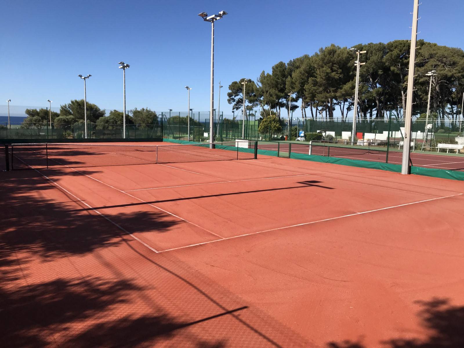 Constructeur de terrain de tennis en résine à Toulon Var 83