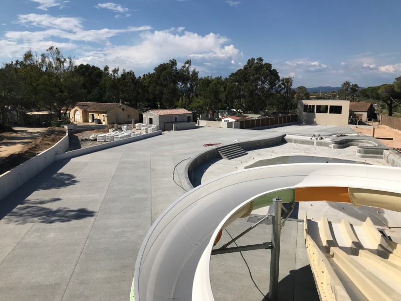 Création d’une Plage de Piscine en Béton Poreux dans un Camping à Giens dans le Var 83