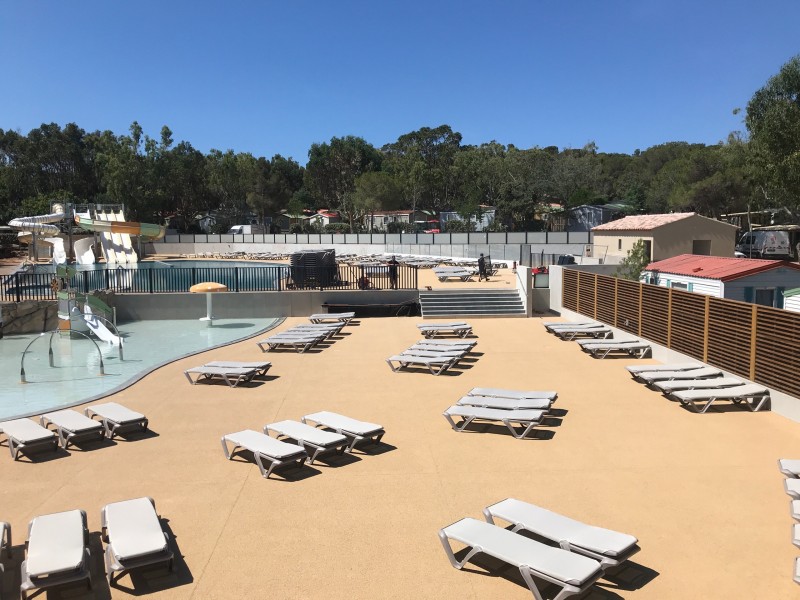Création d’une Plage de Piscine en Béton Poreux dans un Camping à Giens dans le Var 83