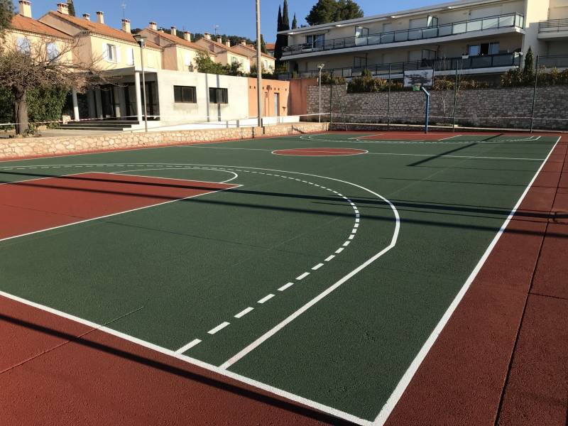 Basketball en rouge et vert foncé, tracés blanc à Bandol
