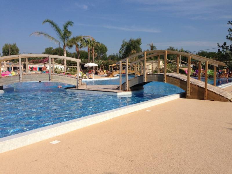 Réalisation d'une plage de piscine drainante pour un camping à Hyères 83