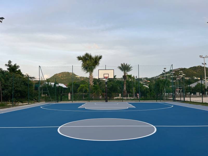 Régénération d'un terrain de Basket dans les Dom TOM