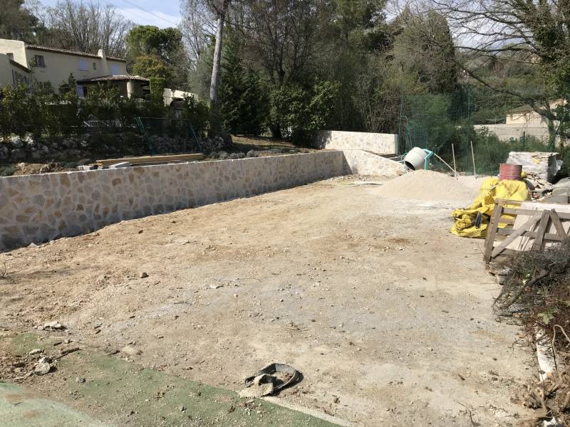 Surface à terrasser et à mettre en forme