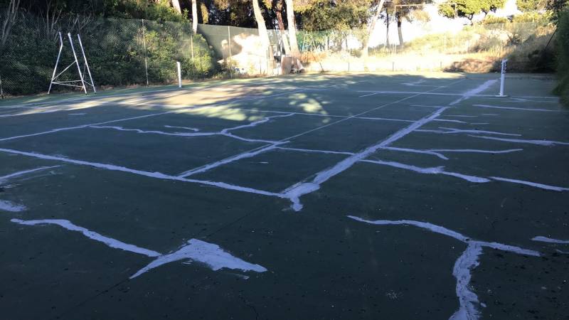 Traitement des fissures du court de tennis