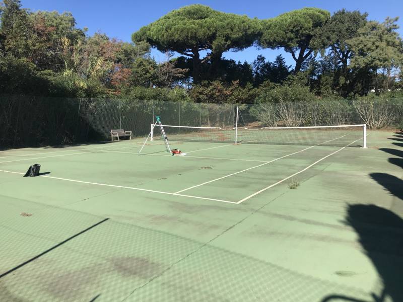 Rénovation d'un terrain de tennis en béton poreux à Grimaud dans le Var.