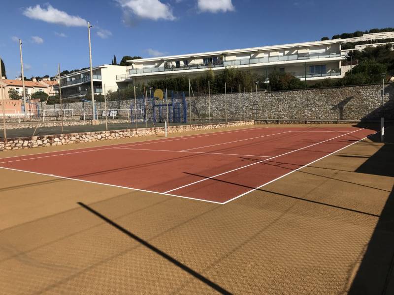 Terrain de tennis bicolore dans le Var