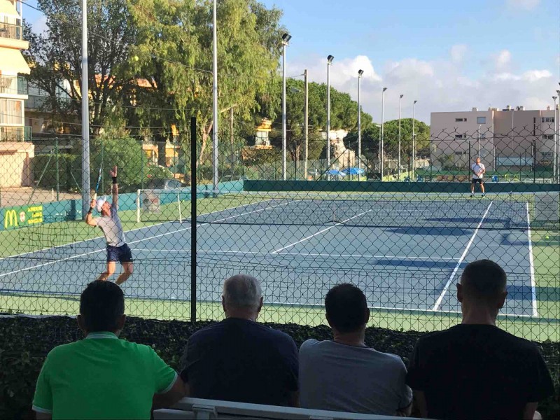 Rénovation d’un terrain de tennis en résine à Six-Fours dans le Var 83.
